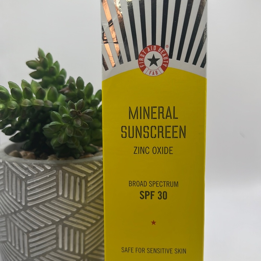 First Aid Beauty MINERAL SUNSCREEN ZINC OXIDE BROAD SPECTRUM SPF 30
